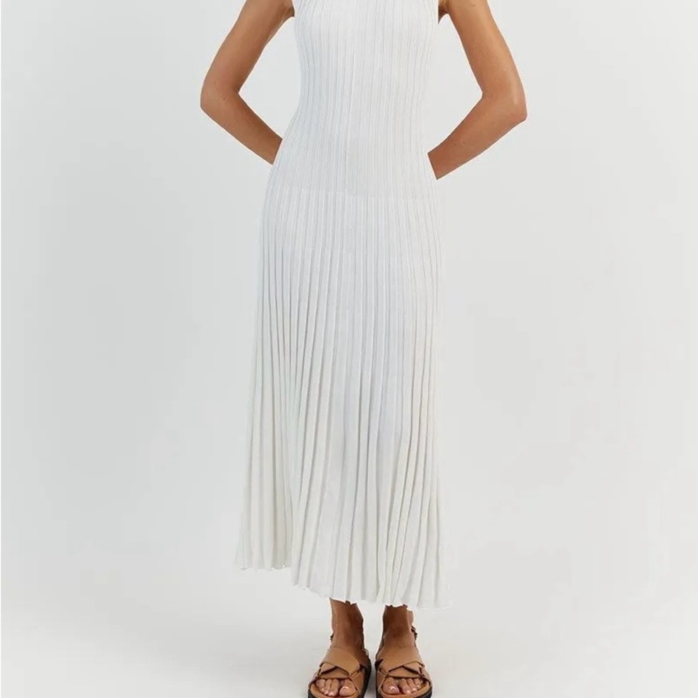 Elegant White Pleated Maxi Dress